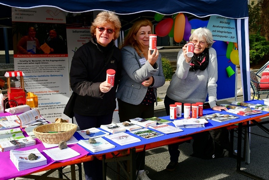 Am Tag der kulturellen Vielfalt war der S.u.B. mit den Kolleg*innen des BiP mit einem Stand vertreten. Auch hier engagierten sich zwei Übersetzer*innen.