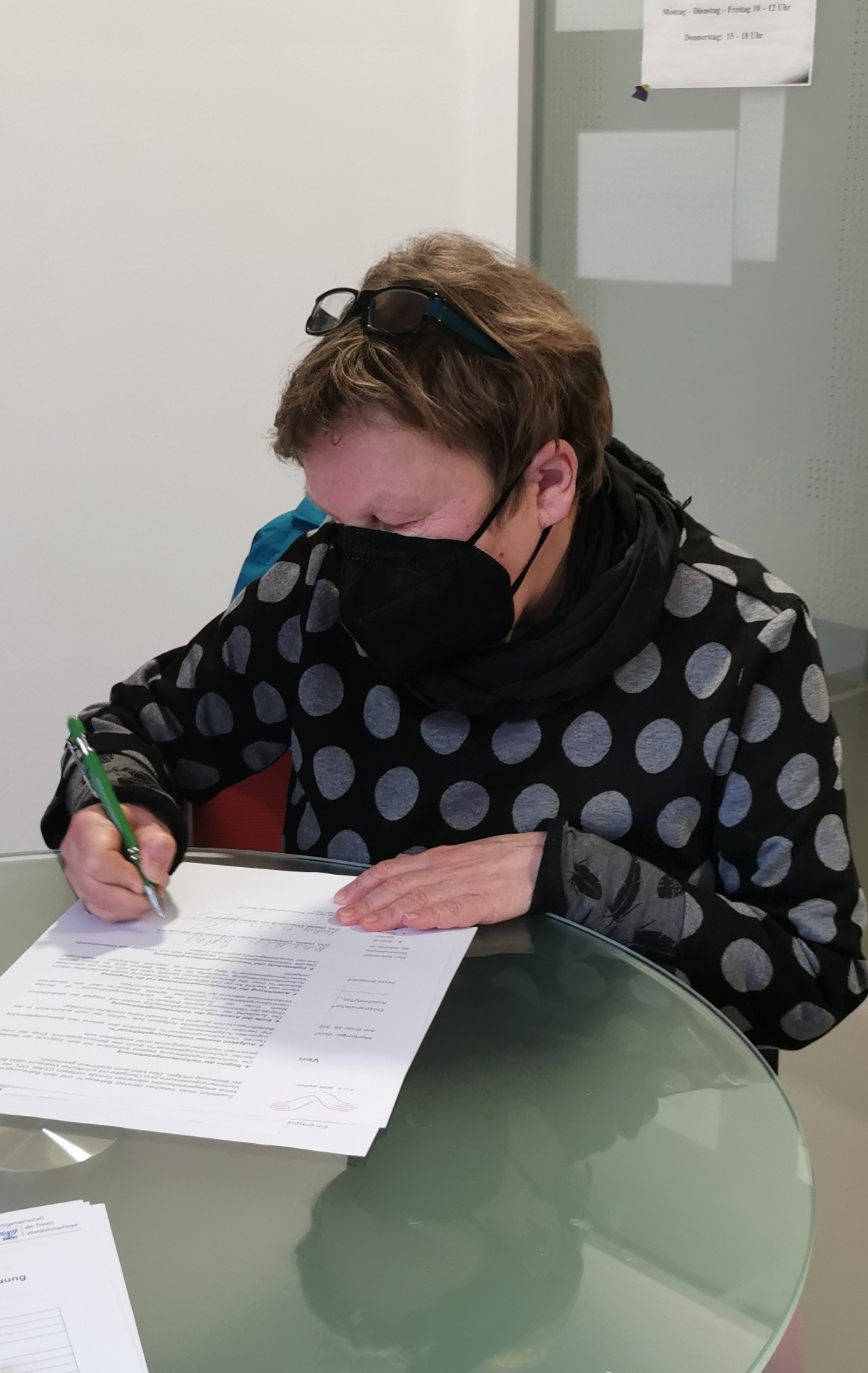 qrf Unterzeichnung erster Vereinbarung mit dem SuB durch erhrenamtliche Betreuerin